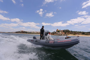barco inflável com motor de popa