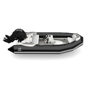 barco inflável com motor de popa