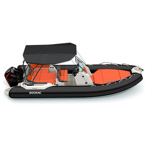 barco inflável com motor de popa