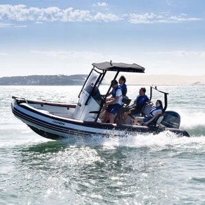 barco inflável com motor de popa