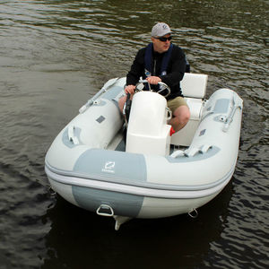 barco inflável com motor de popa