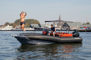 barco inflável com motor de popa