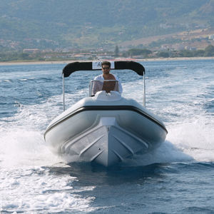 barco inflável com motor de popa 1