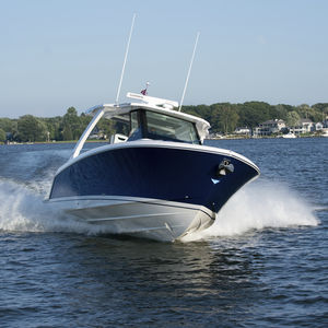 lancha Express Cruiser com motor de popa