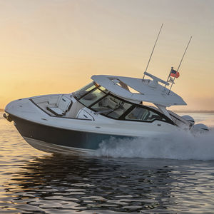 lancha Express Cruiser com motor de popa