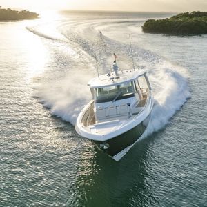 lancha Express Cruiser com motor de popa