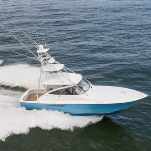 lancha Express Cruiser com motor de centro