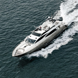 iate a motor de cruzeiro / com flybridge / com linha de eixo / com casco de deslocamento