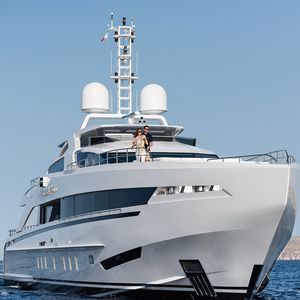 super-iate de cruzeiro / com flybridge / em alumínio / com casco semiplanante