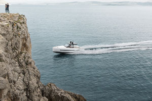 lancha Express Cruiser com motor de centro / bimotor / open / com console central