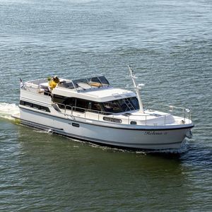lancha Express Cruiser com motor de centro 1