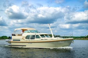 lancha Express Cruiser com motor de centro 1