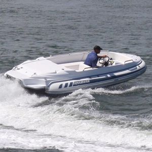 barco inflável com motor de centro 1