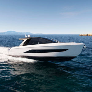 lancha Express Cruiser com motor de centro