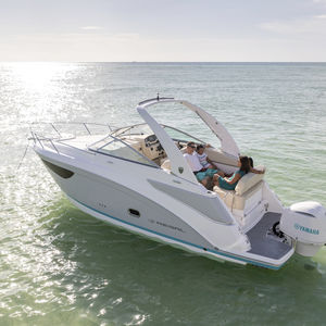 lancha Cabin Cruiser com motor de popa