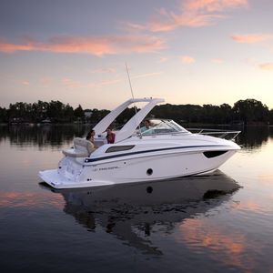 lancha Cabin Cruiser com motor de centro