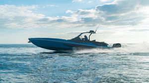 lancha Express Cruiser com motor de popa