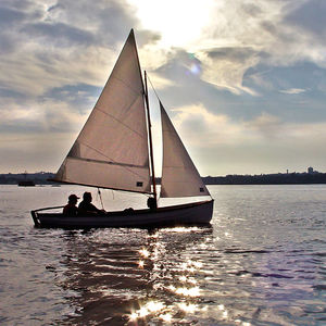 barco de vela ligeira múltiplo / de lazer / clássico / com vela aúrica