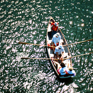 barco tradicional a remo clássico