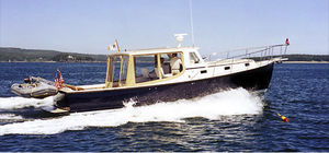 lancha Express Cruiser com motor de centro 1