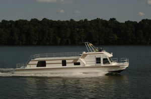 barco-casa com motor de centro 1