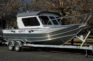 lancha Cabin Cruiser com motor de centro / com hard-top / de pesca esportiva / máx. 7 pessoas