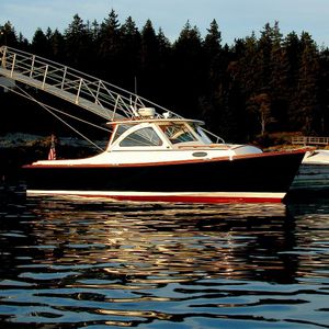 lancha Express Cruiser com motor de centro