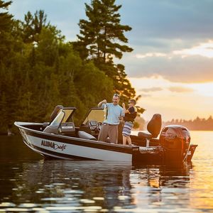 bay boat com motor de popa