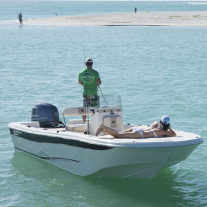 bay boat com motor de popa