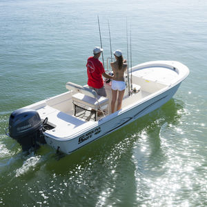 bay boat com motor de popa / com console central / de pesca esportiva / máx. 7 pessoas