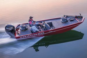 bass boat com motor de popa