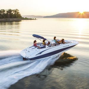 deck-boat com motor de centro