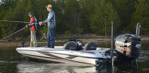 bass boat com motor de popa 1