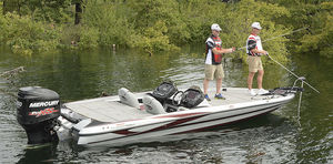 bass boat com motor de popa 1