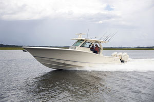 lancha Express Cruiser com motor de popa