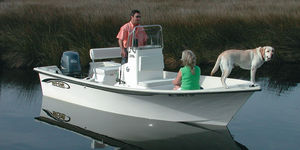 bay boat com motor de popa / com console central / de pesca esportiva / single skiff