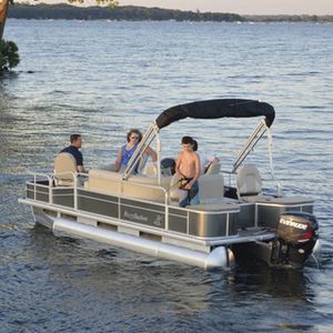 pontoon boat com motor de popa