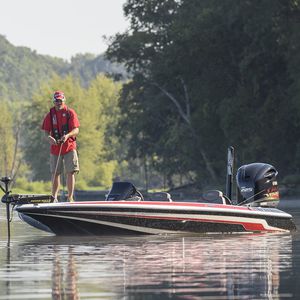 bass boat com motor de popa 1