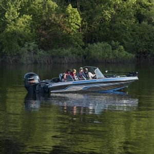 bass boat com motor de popa 1