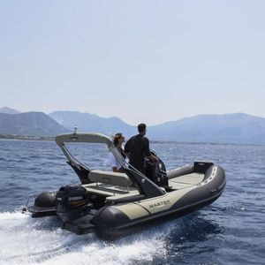 barco inflável com motor de centro
