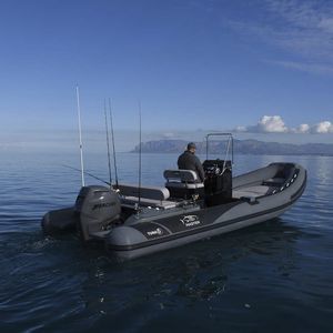 barco inflável com motor de popa
