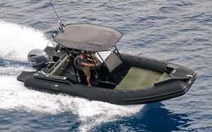barco inflável com motor de popa