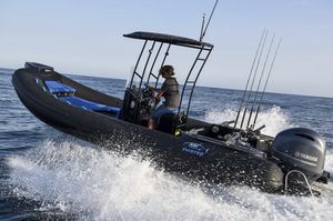 barco inflável com motor de popa
