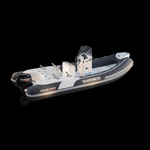 barco inflável com motor de popa