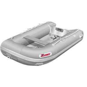 barco inflável com motor de popa