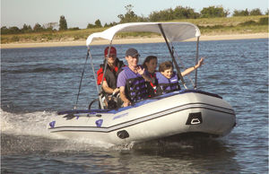 barco inflável com motor de popa