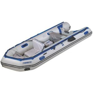 barco inflável com motor de popa
