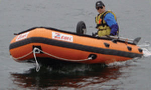 barco inflável com motor de popa