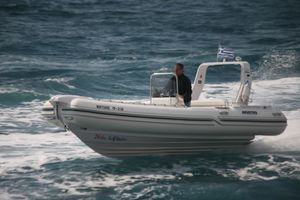barco inflável com motor de centro