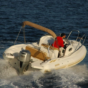barco inflável com motor de popa